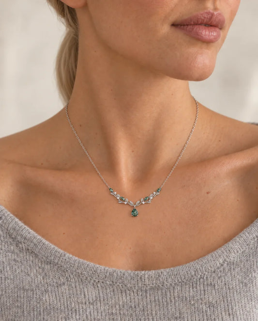 Mosagaat Ketting - gedragen door een model