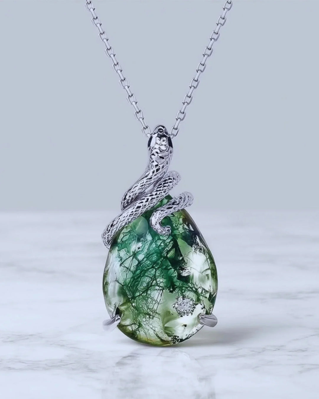 Mosagaat Ketting – Peervormige Steen met Zilveren Slang, 925 Sterling Zilver, Wit Verguld