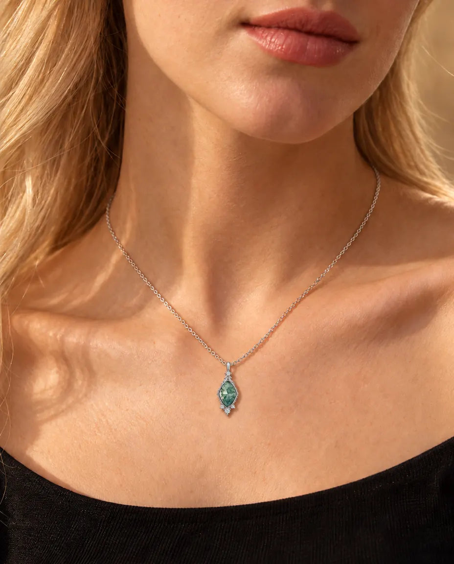 Mosagaat Ketting Ruit in 925 Sterling Zilver - gedragen door een model, close-up bij het sleutelbeen