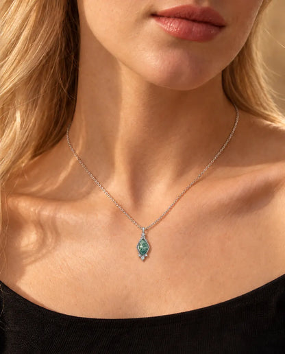 Mosagaat Ketting Ruit in 925 Sterling Zilver - gedragen door een model, close-up bij het sleutelbeen