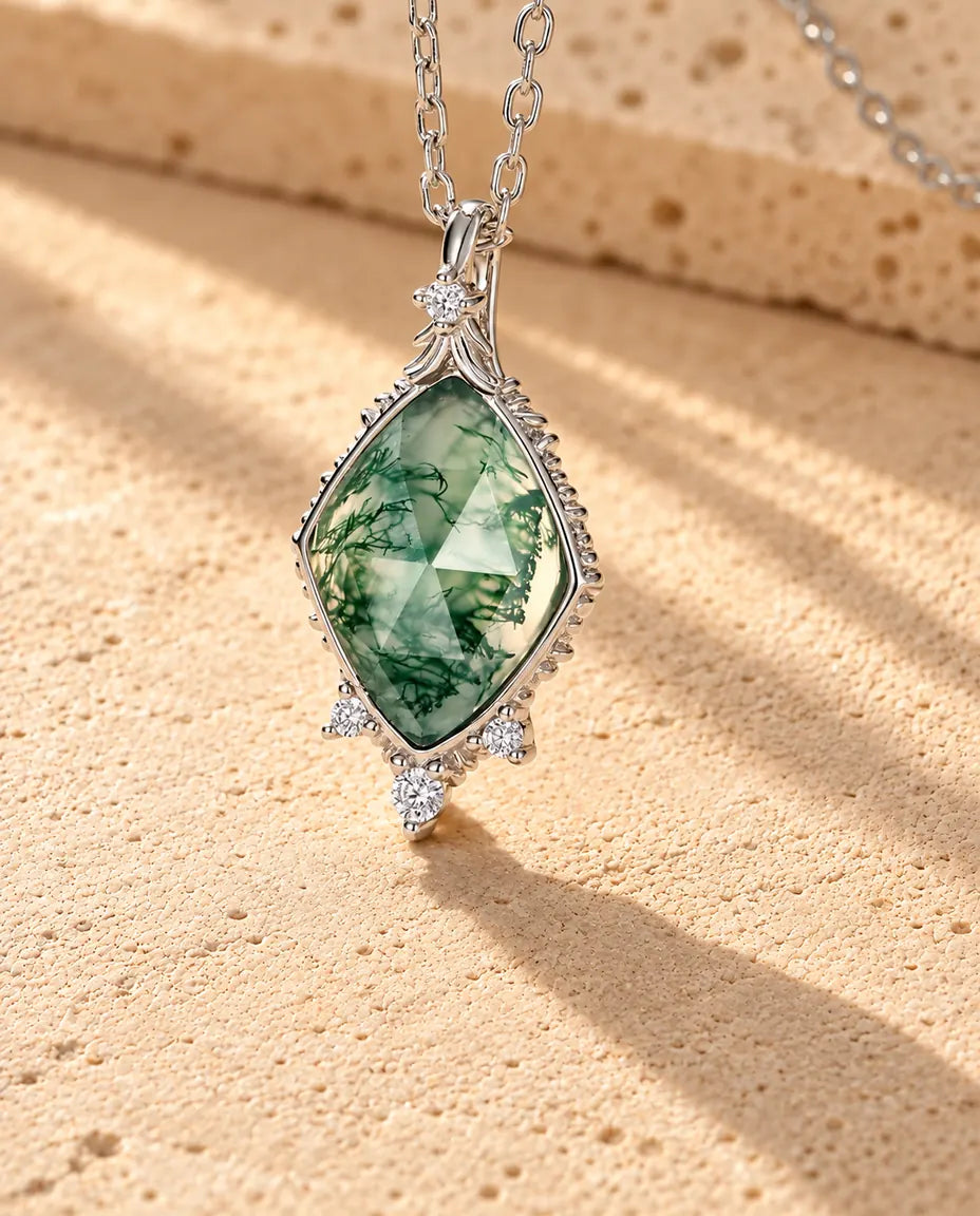 Mosagaat Ketting Ruit in 925 Sterling Zilver - close-up van de mosagaat en de zetting