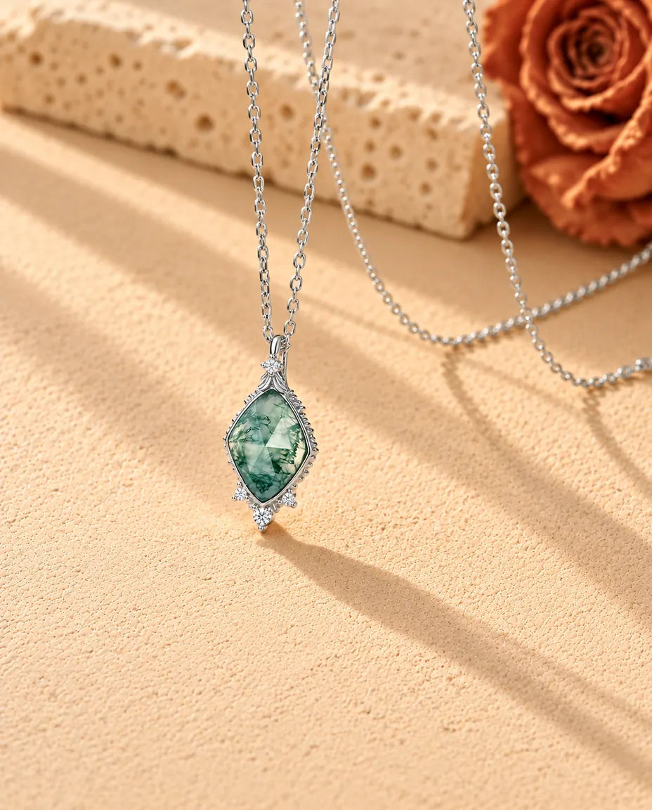 Mosagaat Ketting Ruit in 925 Sterling Zilver - schuin gefotografeerd op een licht gestructureerd oppervlak