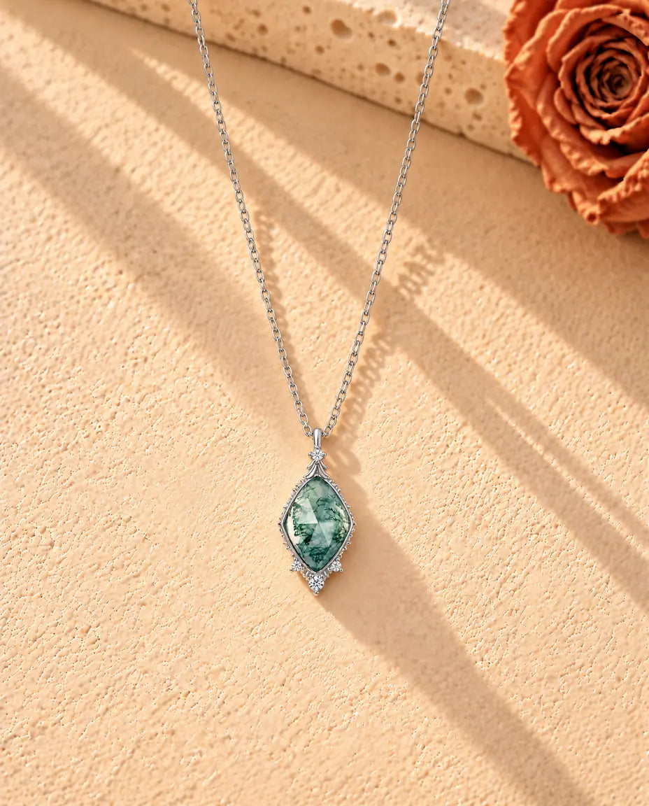 Mosagaat Ketting Ruit in 925 Sterling Zilver - de hele ketting in een lange V op een licht gestructureerd oppervlak