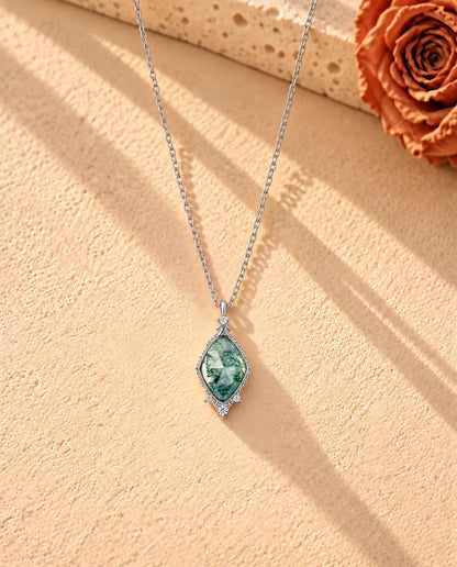 Mosagaat Ketting Ruit in 925 Sterling Zilver - de hele ketting in een lange V op een licht gestructureerd oppervlak