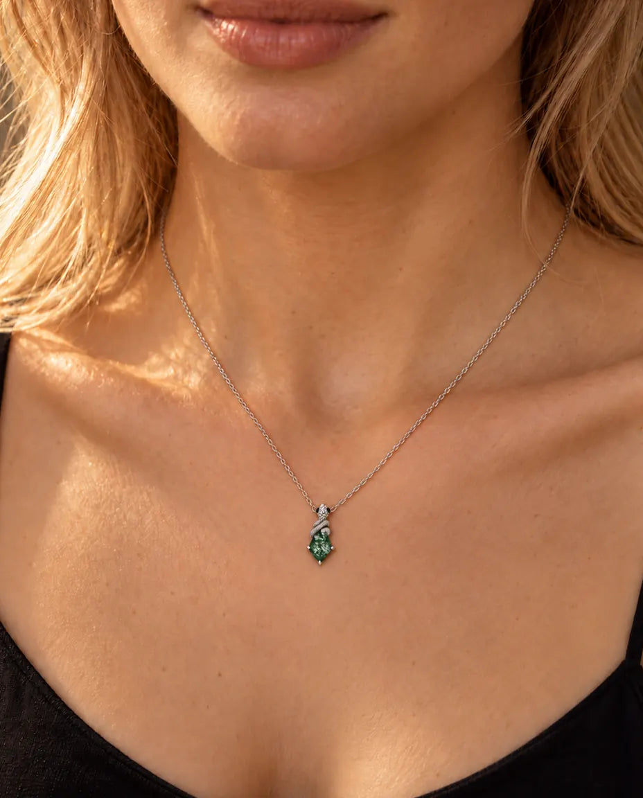 Mosagaat Ketting met Slang in 925 Sterling Zilver - gedragen door een model, close-up bij het sleutelbeen