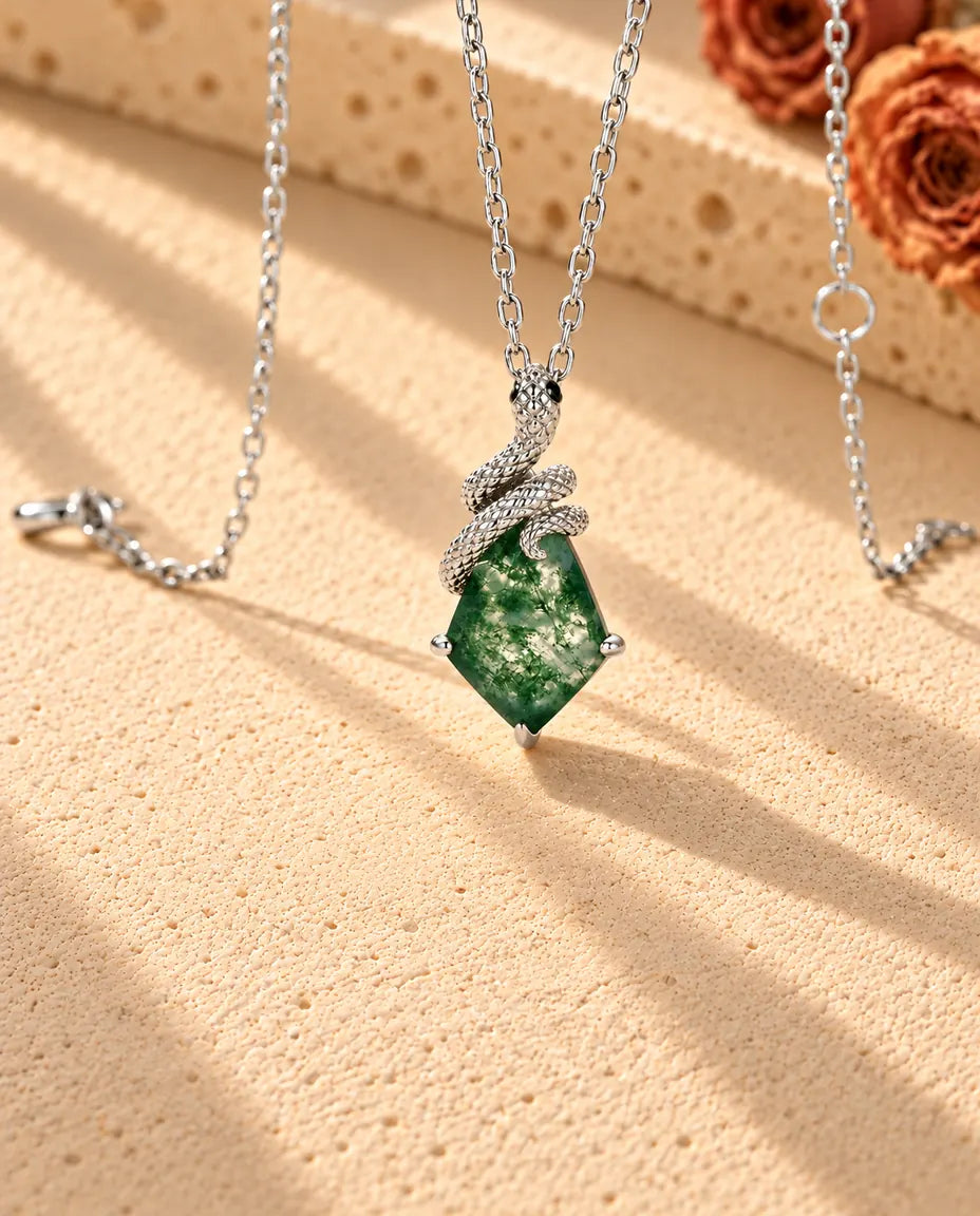 Mosagaat Ketting met Slang in 925 Sterling Zilver - schuin gefotografeerd op een licht gestructureerd oppervlak