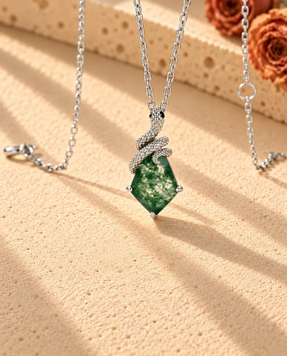 Mosagaat Ketting met Slang in 925 Sterling Zilver - schuin gefotografeerd op een licht gestructureerd oppervlak