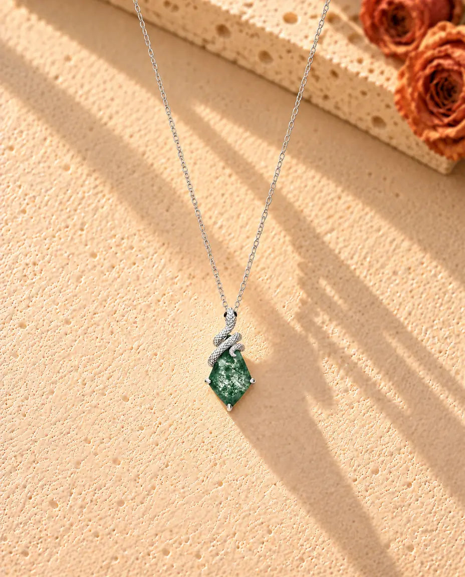 Mosagaat Ketting met Slang in 925 Sterling Zilver - de hele ketting in een lange V op een licht gestructureerd oppervlak
