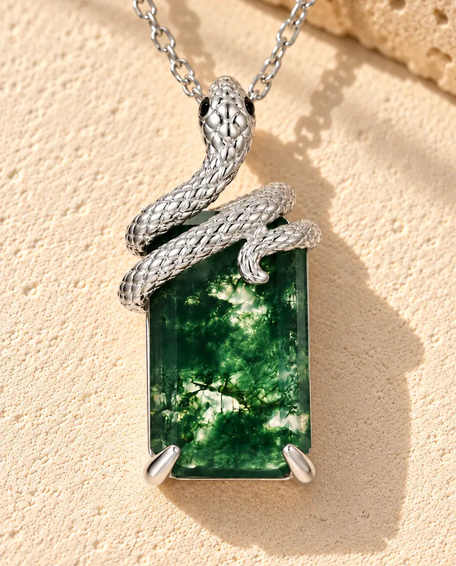 Mosagaat Ketting met Slang in 925 Sterling Zilver - liggend op een licht gestructureerd oppervlak naast een blok travertijn