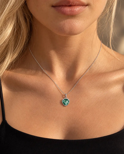 Mosagaat Ketting met Hartje in 925 Sterling Zilver - gedragen door een model, close-up bij het sleutelbeen