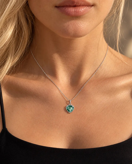 Mosagaat Ketting met Hartje in 925 Sterling Zilver - gedragen door een model, close-up bij het sleutelbeen