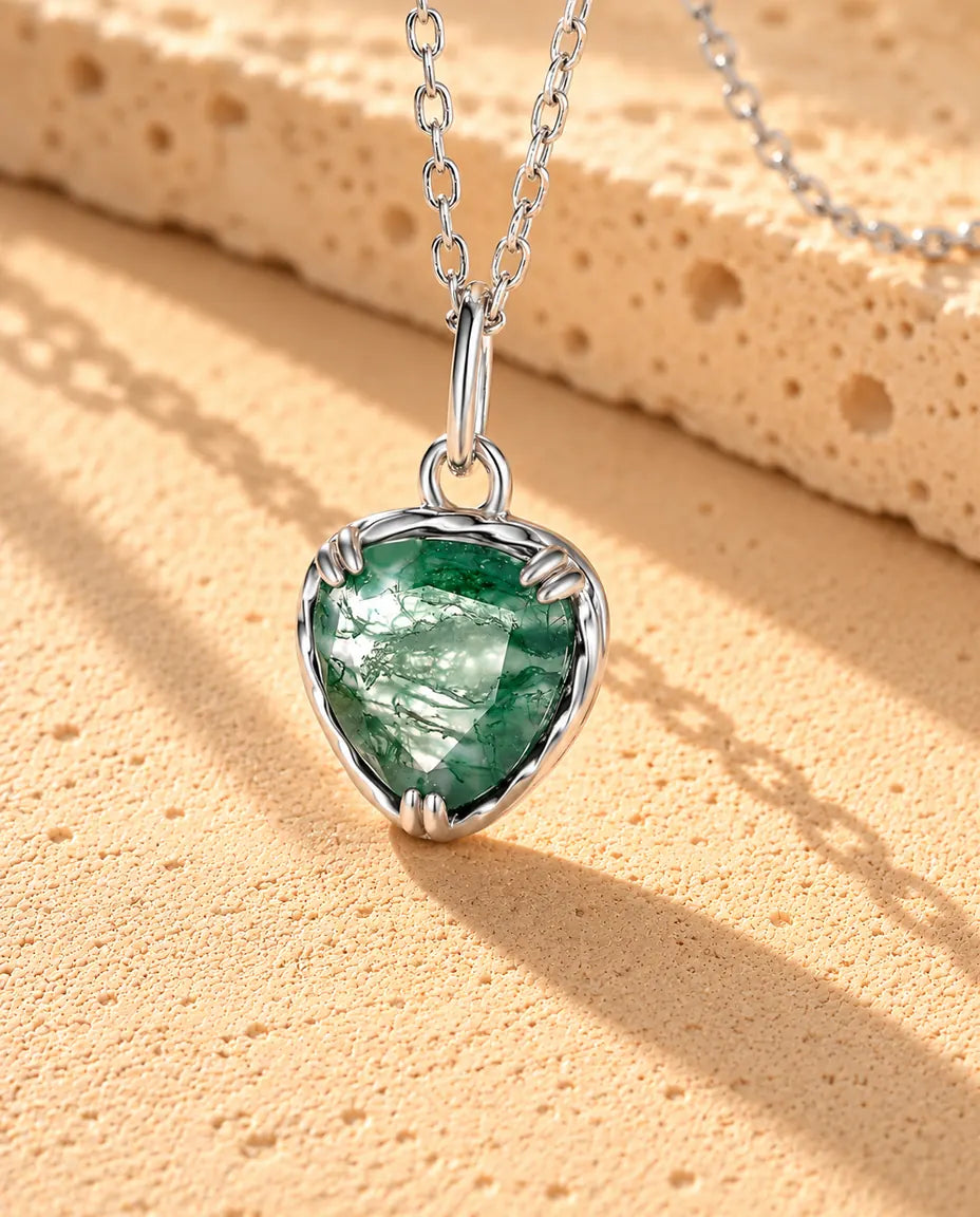 Mosagaat Ketting met Hartje in 925 Sterling Zilver - close-up van de mosagaat en de zetting