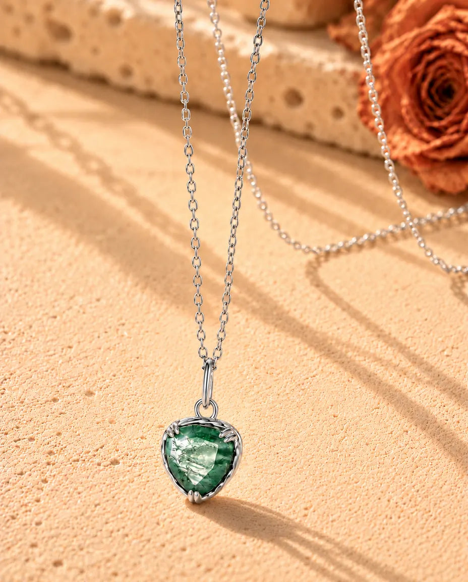 Mosagaat Ketting met Hartje in 925 Sterling Zilver - schuin gefotografeerd op een licht gestructureerd oppervlak