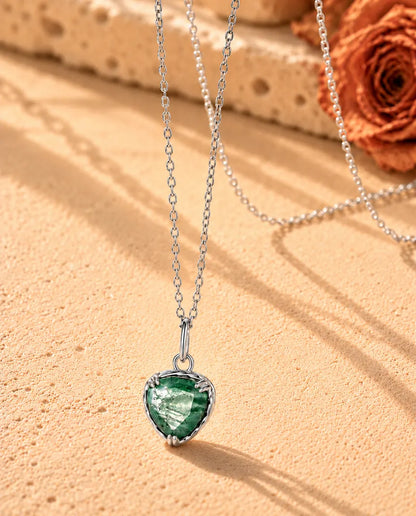 Mosagaat Ketting met Hartje in 925 Sterling Zilver - schuin gefotografeerd op een licht gestructureerd oppervlak