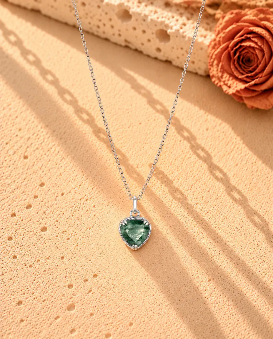 Mosagaat Ketting met Hartje in 925 Sterling Zilver - de hele ketting in een lange V op een licht gestructureerd oppervlak