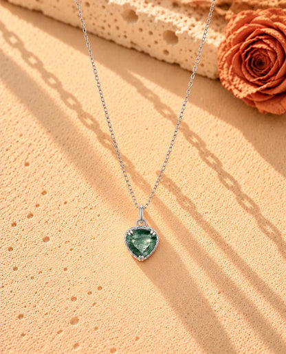 Mosagaat Ketting met Hartje in 925 Sterling Zilver - de hele ketting in een lange V op een licht gestructureerd oppervlak