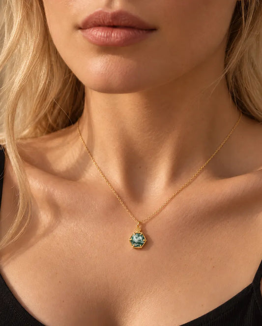 Zeshoekige Mosagaat Ketting in Verguld 925 Sterling Zilver - gedragen door een model, close-up bij het sleutelbeen