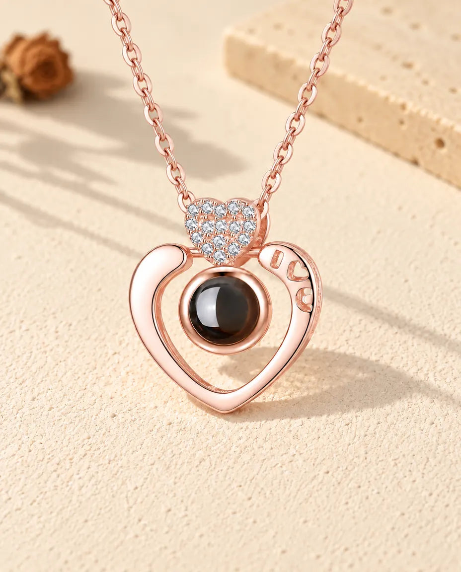 Vooraanzicht van de roségoudkleurige ketting met open hart en foto erin