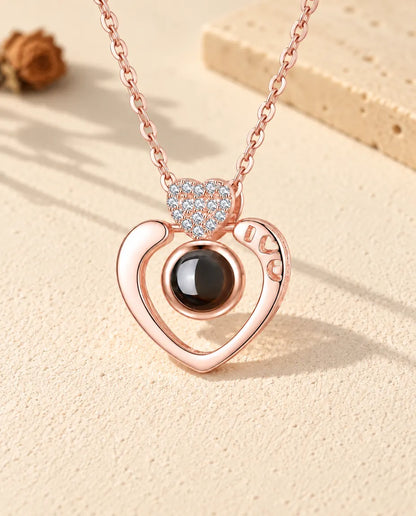Vooraanzicht van de roségoudkleurige ketting met open hart en foto erin