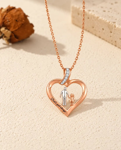 Gegraveerde hartketting voor papa’s meisje, plat neergelegd met de roségoudkleurige ketting