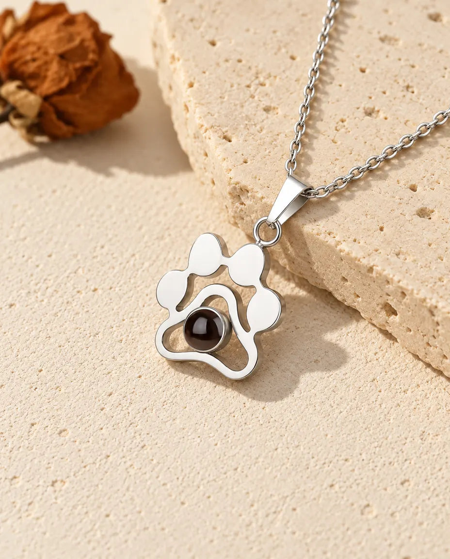 Gepersonaliseerde ketting met foto erin van 925 sterling zilver: pootafdruk op een plaat travertijn
