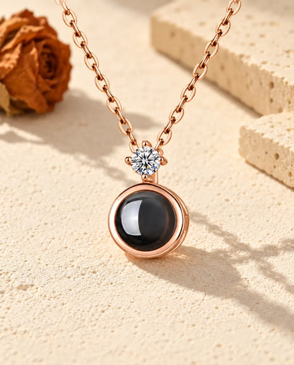 Gepersonaliseerde roségoudkleurige ronde ketting met foto erin en een solitair van zirkonia