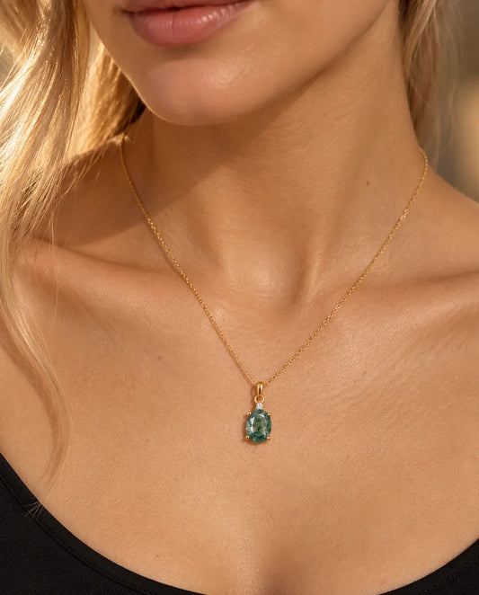Mosagaat Solitair Ketting in Verguld 925 Sterling Zilver - gedragen door een model, close-up bij het sleutelbeen