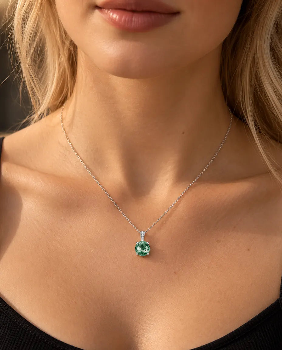 Mosagaat Solitair Ketting Rond in 925 Sterling Zilver - gedragen door een model, close-up bij het sleutelbeen