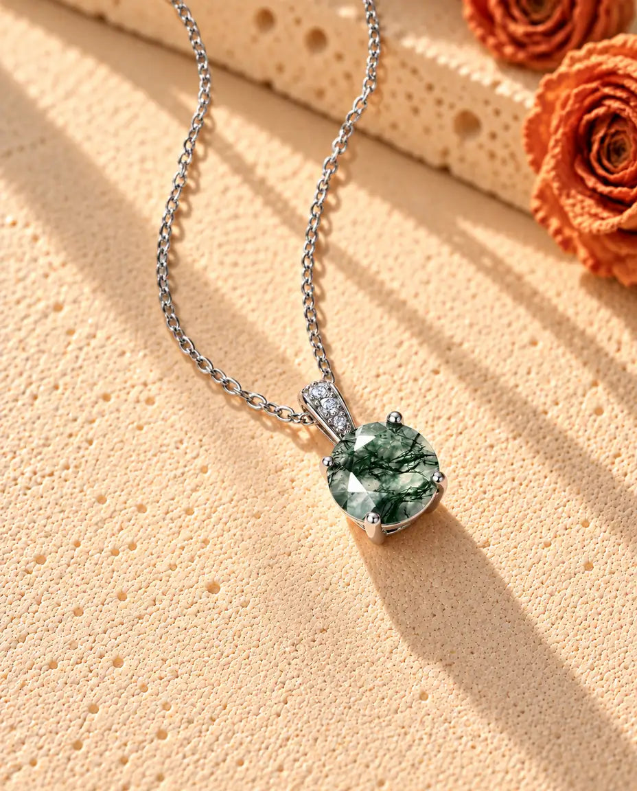 Mosagaat Solitair Ketting Rond in 925 Sterling Zilver - schuin gefotografeerd op een licht gestructureerd oppervlak