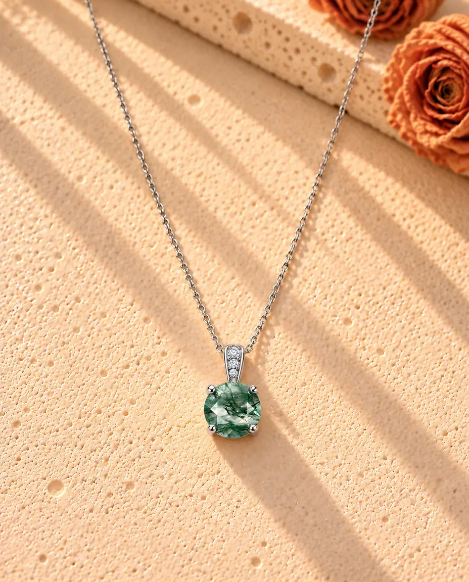 Mosagaat Solitair Ketting Rond in 925 Sterling Zilver - de hele ketting in een lange V op een licht gestructureerd oppervlak