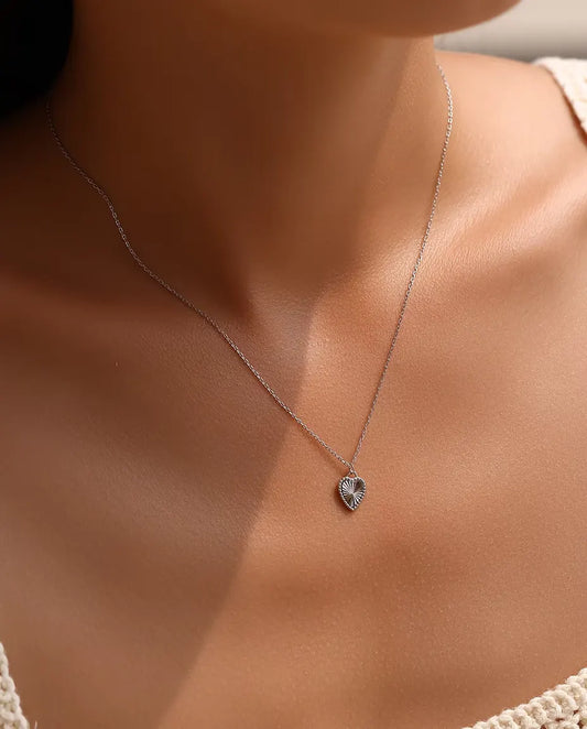Ketting met Hartjeshanger in 925 Sterling Zilver - gedragen door een model