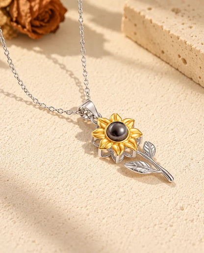 Gepersonaliseerde ketting met foto erin van 925 sterling zilver: zonnebloem met goudkleurige bloemblaadjes op gips