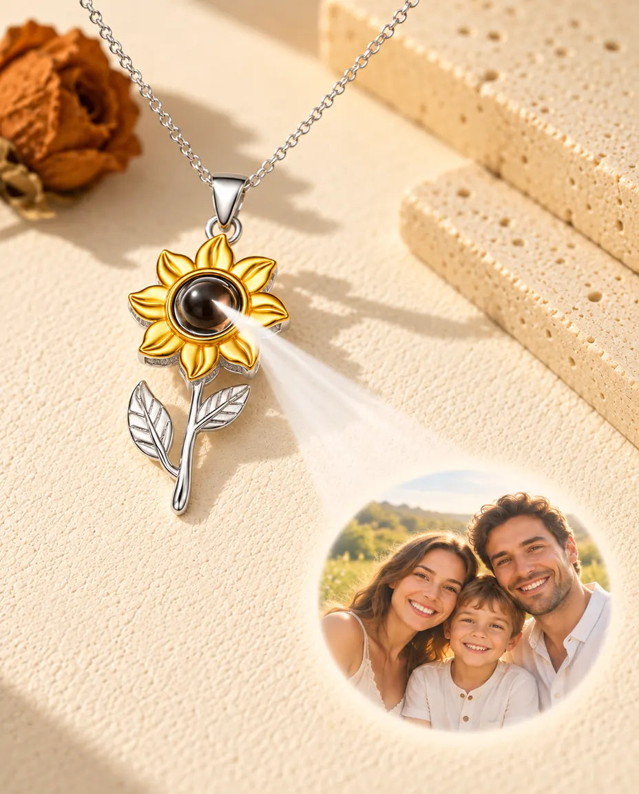 Ketting met zonnebloem projecteert een familiefoto op crèmekleurig gips