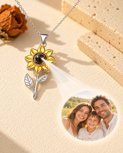 Ketting met zonnebloem projecteert een familiefoto op crèmekleurig gips
