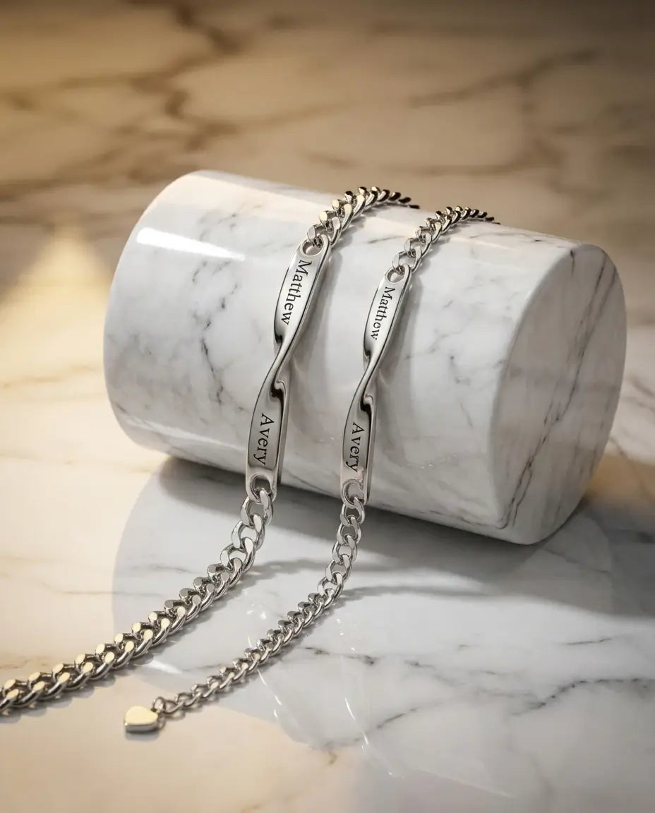 Koppel Armbanden – Gedraaide Infinity Balk met Twee Gegraveerde Namen, Set van 2