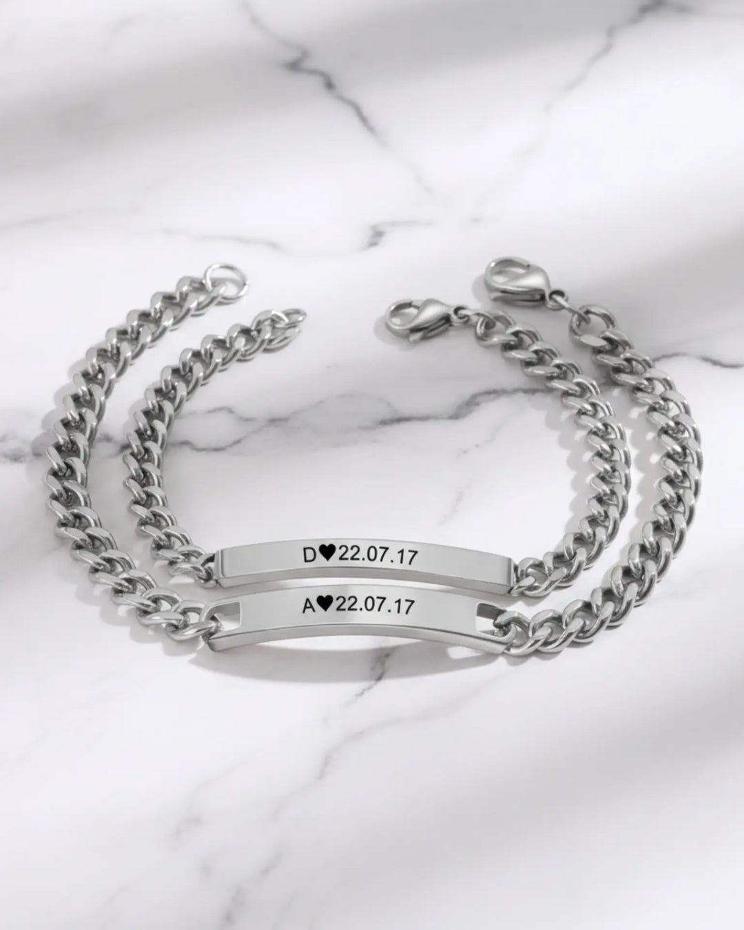 Koppel Armbanden met Gegraveerde Plaat – Initiaal en Datum, Set van 2 aan Gourmetschakel
