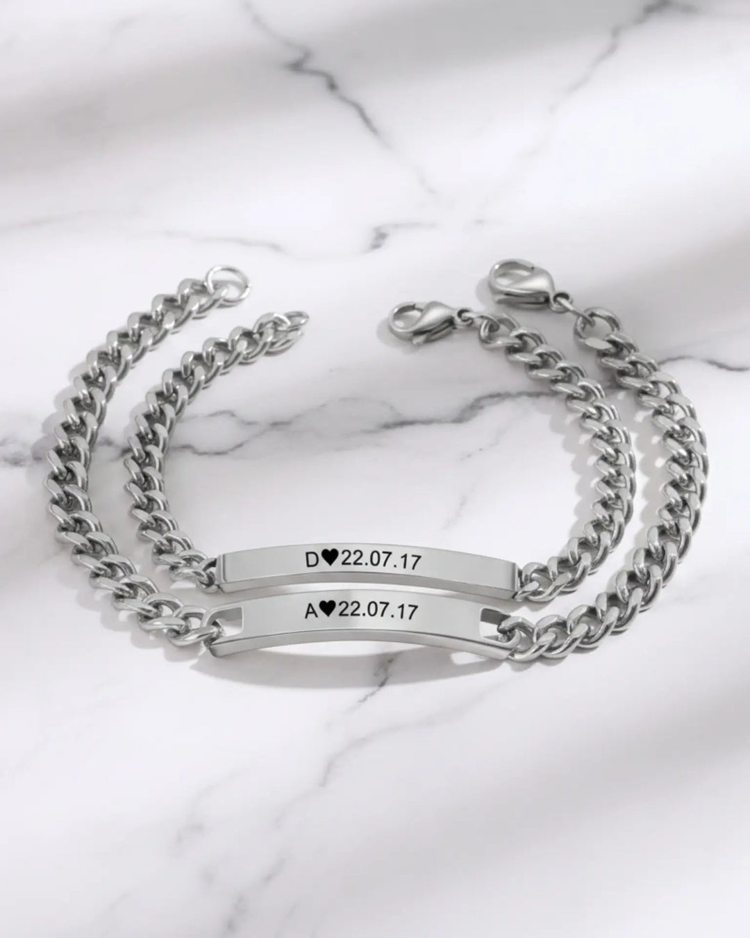 Koppel Armbanden met Gegraveerde Plaat – Initiaal en Datum, Set van 2 aan Gourmetschakel