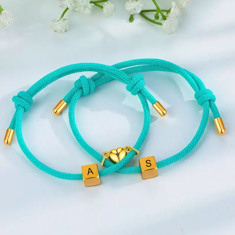 Koppel Armbanden met Magneethartjes – Gegraveerde Initialen, 12 Kleuren, Set van 2