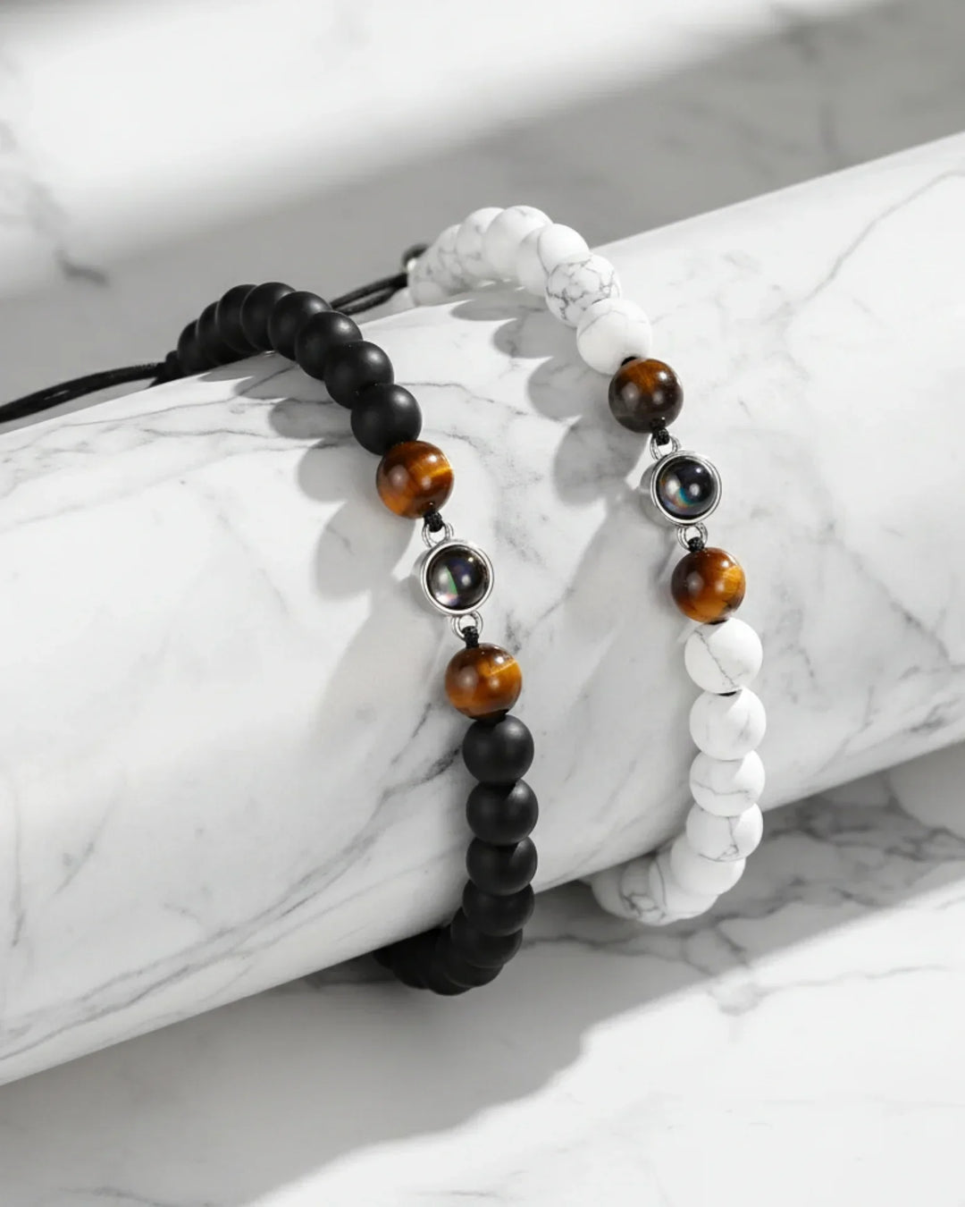 Koppel Armbanden met Foto Erin – Set van 2 met Lavasteen en Witte Magnesiet Kralen
