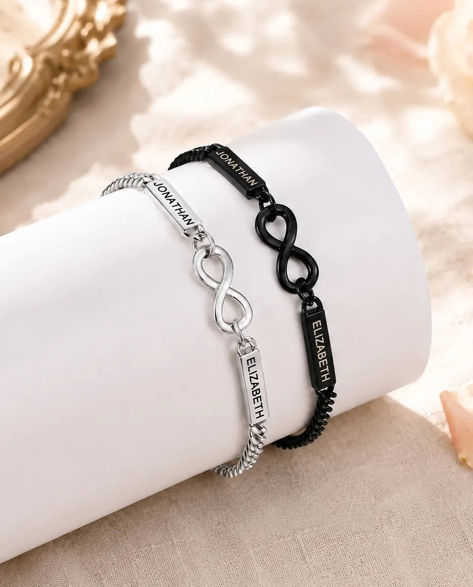 Gepersonaliseerde Koppel Armbanden met 2 Gegraveerde Namen - Bijpassende Oneindigheidsarmbanden Zilverkleurig en Zwart - bijpassend paar op een display