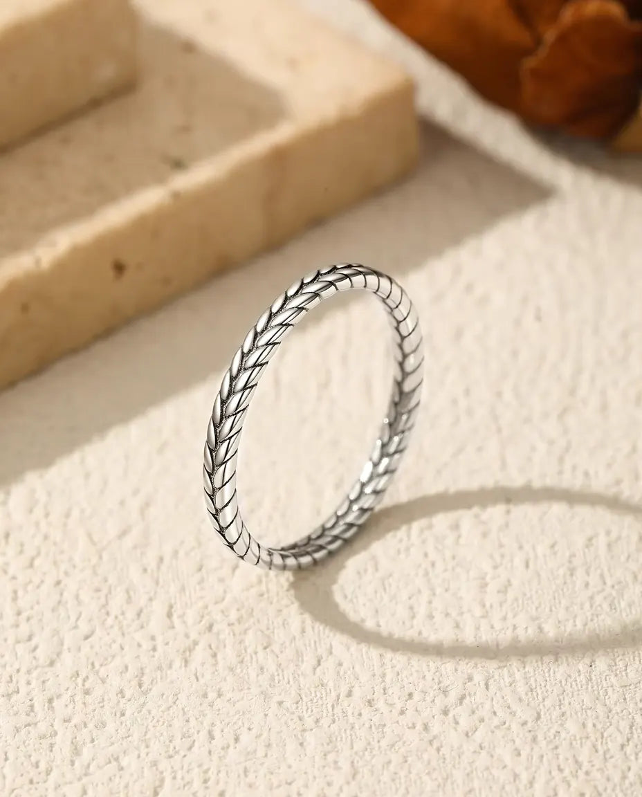 Ring met Korenaarmotief in 925 Sterling Zilver - rechtop op een licht gestructureerd oppervlak
