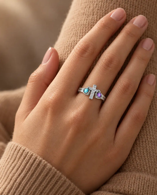 Gepersonaliseerde Kruis Ring met 2 Geboortestenen en 2 Namen - 925 zilveren familiering voor mama - gedragen aan de hand