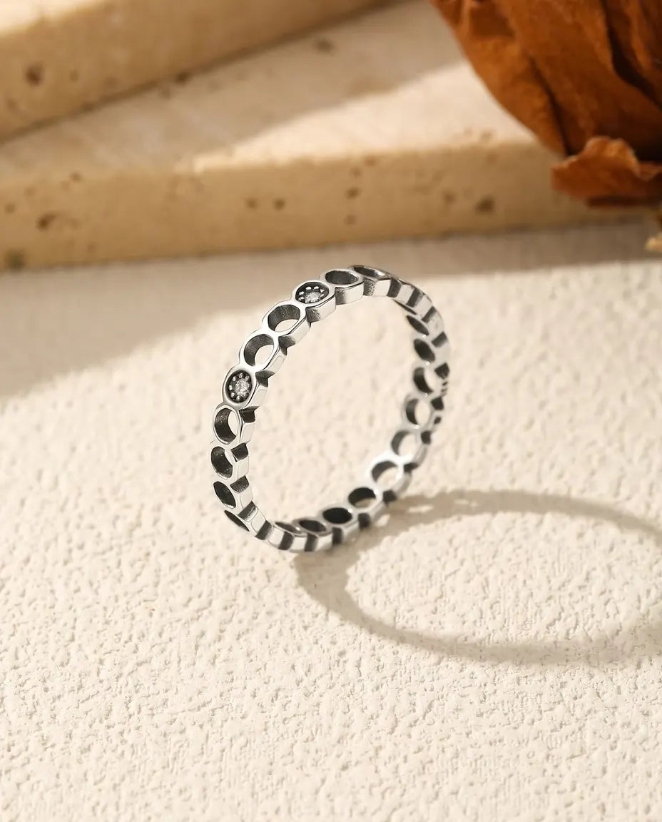 Maanfasen ring - opengewerkte cirkels met twee moissanites van 0,008 ct in geoxideerd 925 zilver, maten US 5-9