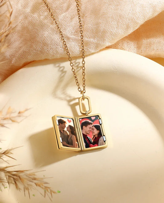 Medaillon met Foto in Boekvorm – Parelmoer met Twee Foto's en Gravure Achterop, Zilver of Goud