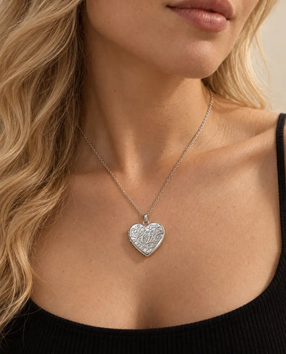 Hart Medaillon Love met 2 Foto's - medaillon met Love in reliëf en parelmoeren achterkant gedragen door een model