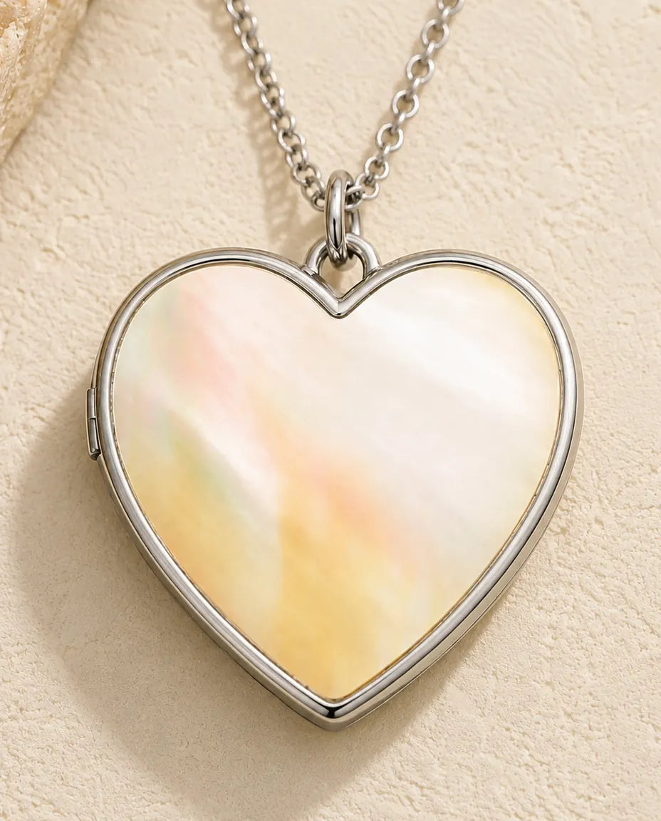 Hart Medaillon Love met 2 Foto's - medaillon met Love in reliëf en parelmoeren achterkant, ketting 45+5 cm