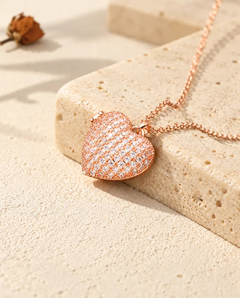 Ketting met een roségoudkleurig pavé hartmedaillon op travertin in warm zonlicht