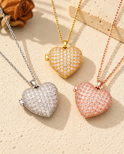 De drie kleuren van de ketting met pavé hartmedaillon, naast elkaar op gips