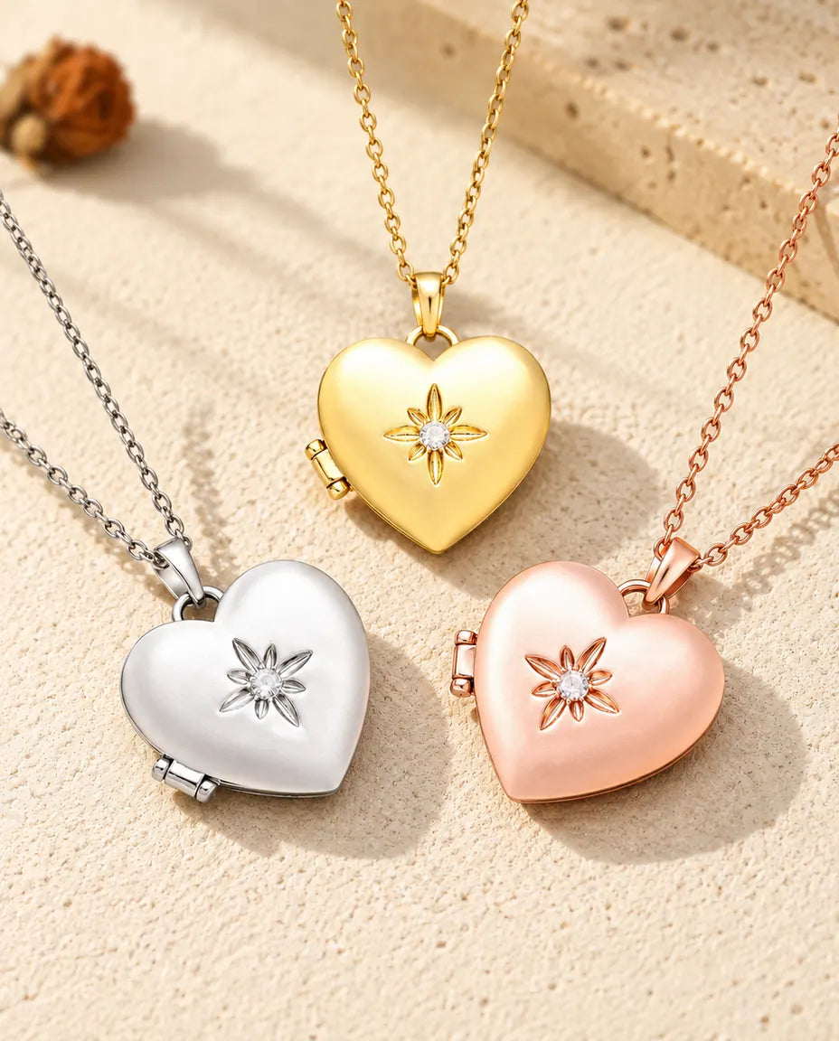 De drie kleuren van de ketting met gesatineerd hartmedaillon, naast elkaar op gips