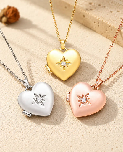 De drie kleuren van de ketting met gesatineerd hartmedaillon, naast elkaar op gips